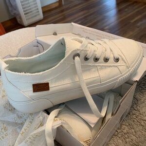 Canvas tennis shoes
